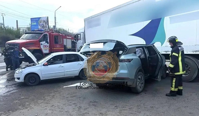 Один человек погиб и трое пострадали в массовом ДТП на Шехурдина в Саратове